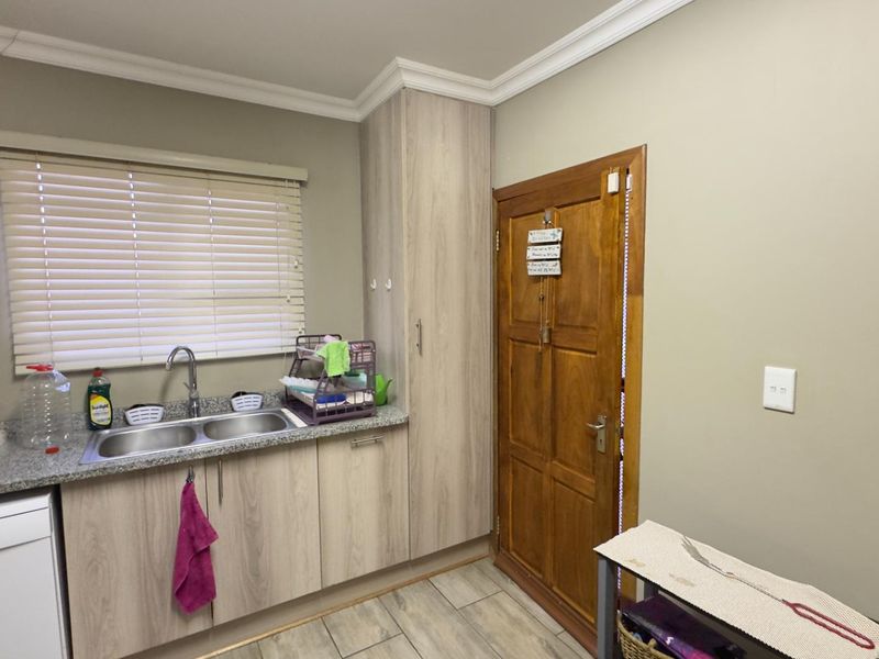 Ultra‐Modern, Upmarket Free‐Standing Town-House - Photo 6