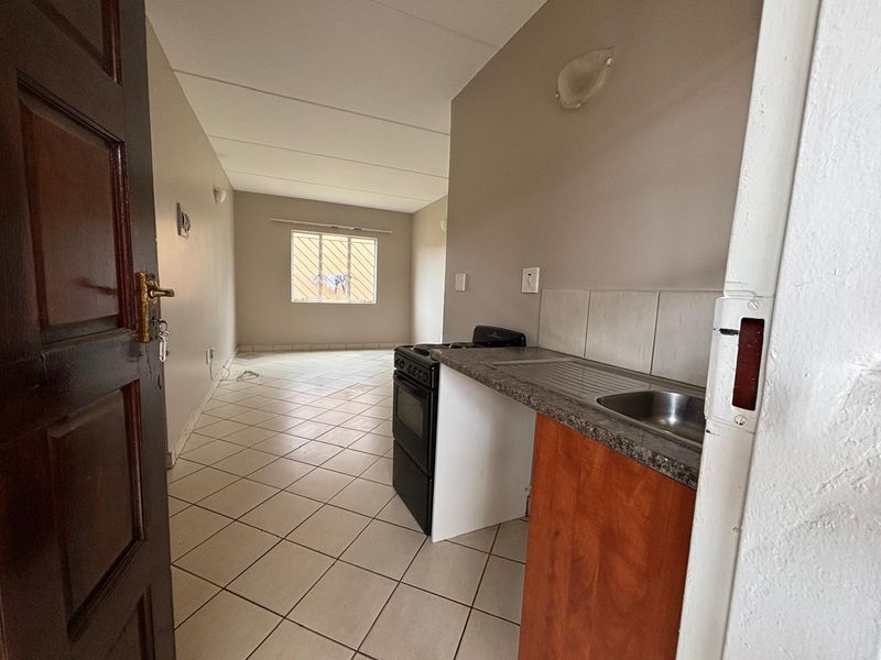 2 Bedroom 1 Bathroom Townhouse For sale in Protea Glen - Photo 5