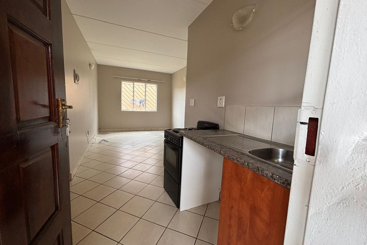 2 Bedroom 1 Bathroom Townhouse For sale in Protea Glen - Photo 5