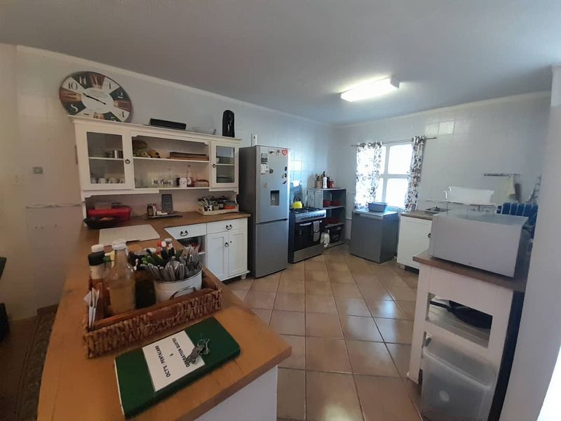 SPACIOUS APARTMENT IN A SAFE COMPLEX! - Photo 4