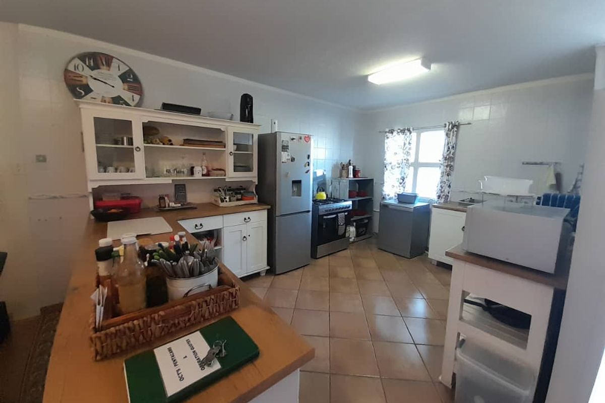 SPACIOUS APARTMENT IN A SAFE COMPLEX! - Photo 4