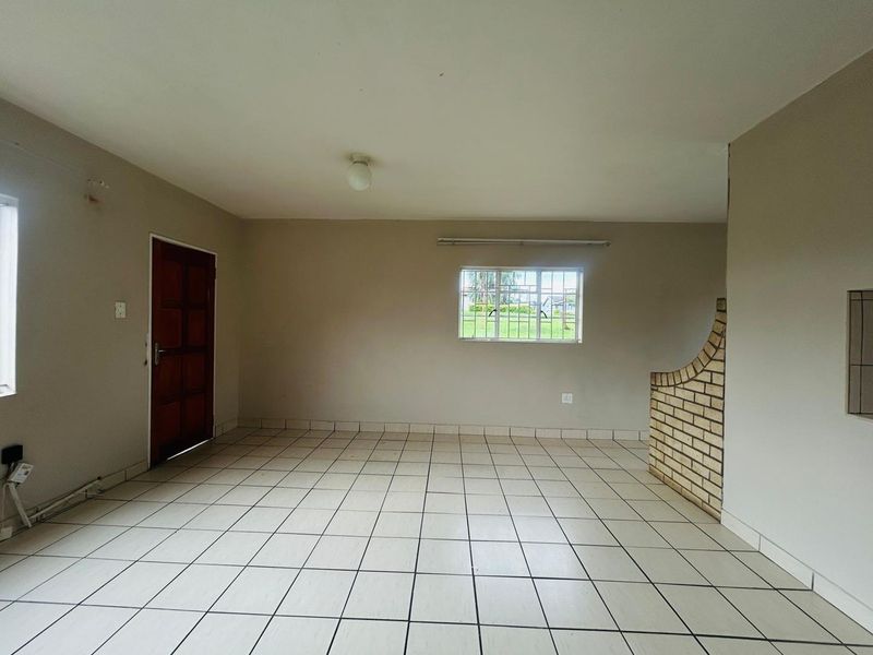 Spacious 1 Bedroom Garden Cottage on Large Shared Property - Photo 4