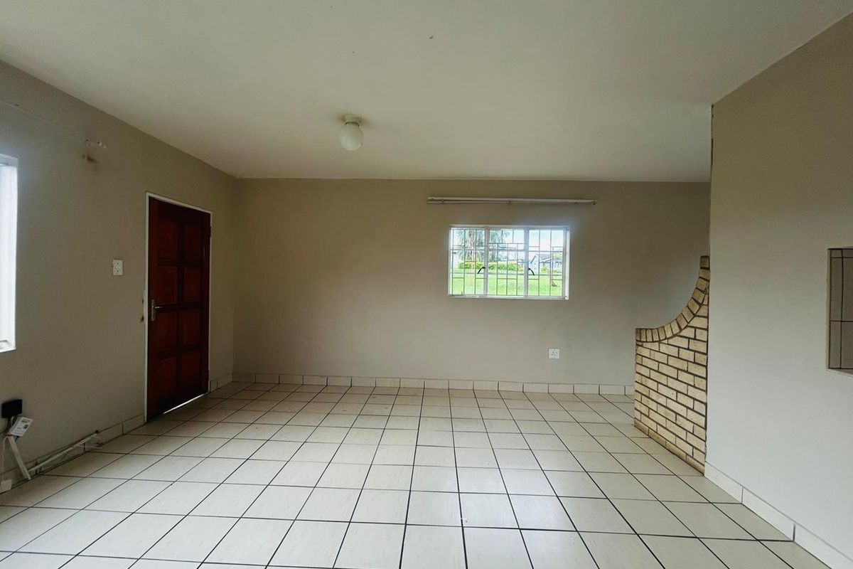 Spacious 1 Bedroom Garden Cottage on Large Shared Property - Photo 4