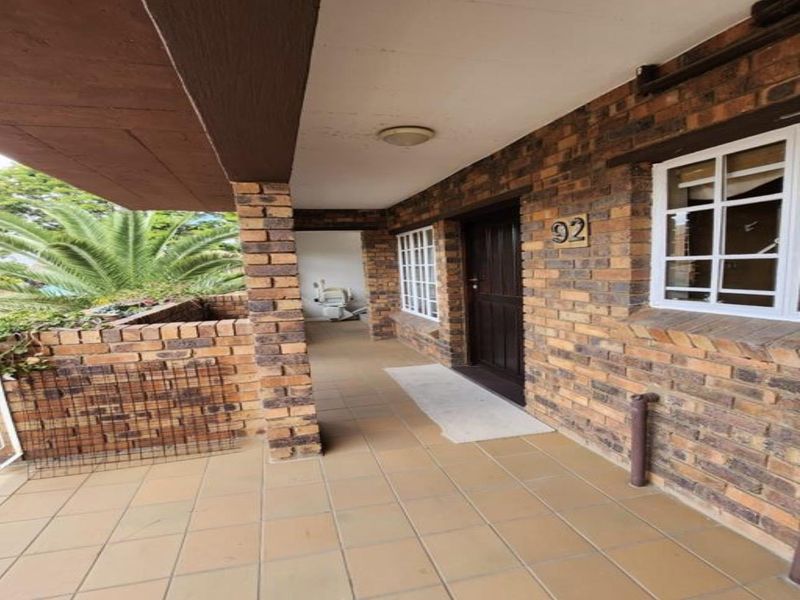 2 BED 1 BATH SPACIOUS UNFURNISHED APARTMENT IN RETIREMENT VILLAGE BRYANSTON - Photo 2