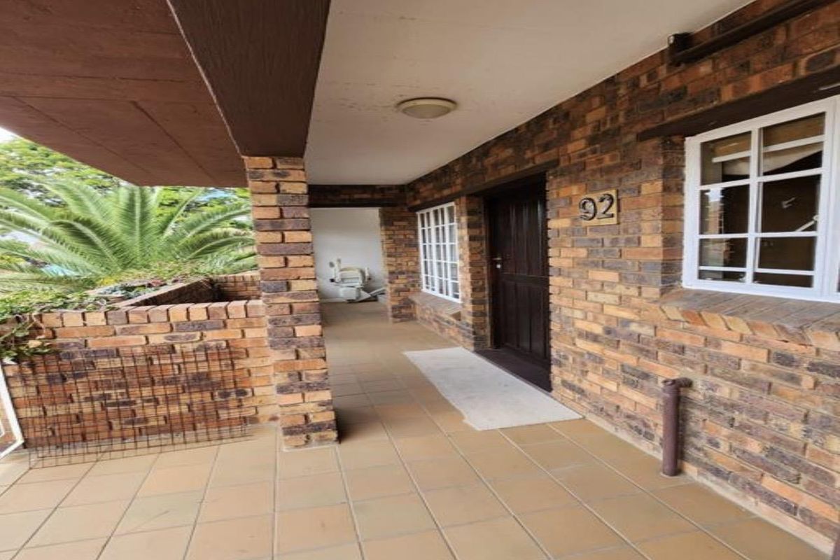 2 BED 1 BATH SPACIOUS UNFURNISHED APARTMENT IN RETIREMENT VILLAGE BRYANSTON - Photo 2
