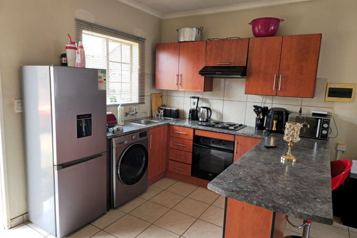 Charming 3-Bedroom Townhouse in The Orchards - Photo 2