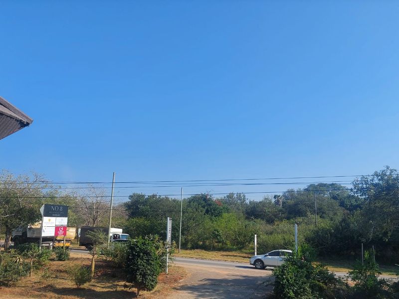 Prime location on a busy main road with excellent visibility and easy access - Photo 3