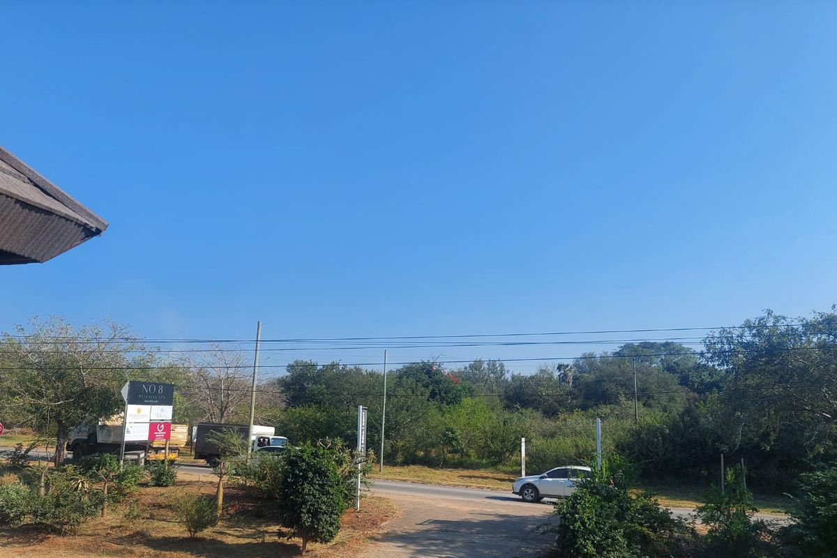 Prime location on a busy main road with excellent visibility and easy access - Photo 3
