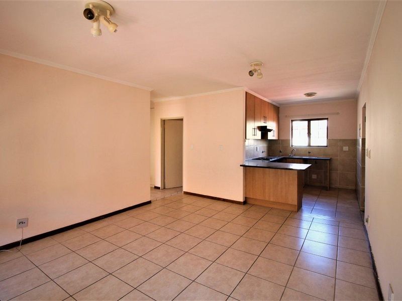 Neat 2 Bedroom, 2 Bathroom Apartment in Rivonia - Photo 4