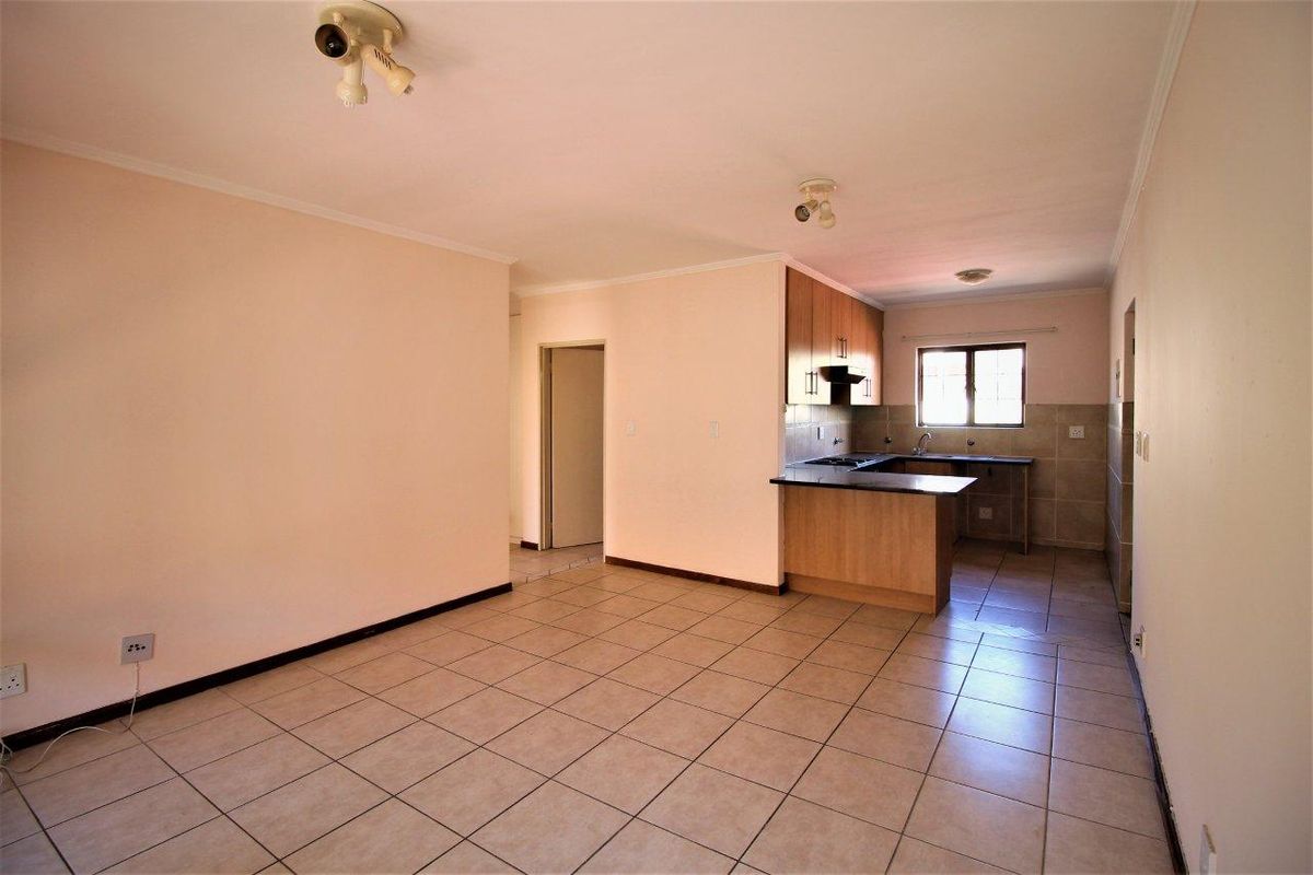 Neat 2 Bedroom, 2 Bathroom Apartment in Rivonia - Photo 4
