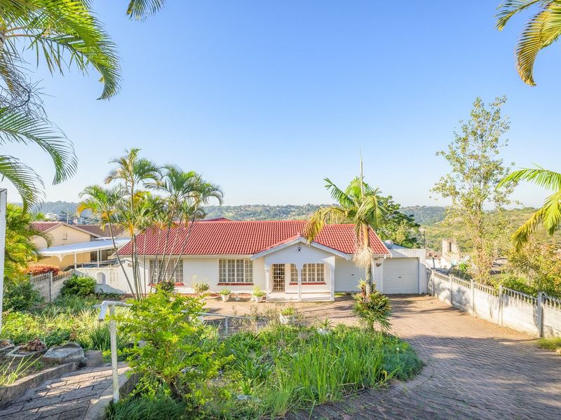 Spacious &amp; Secure Family Home in Shallcross with a View! - Photo 1