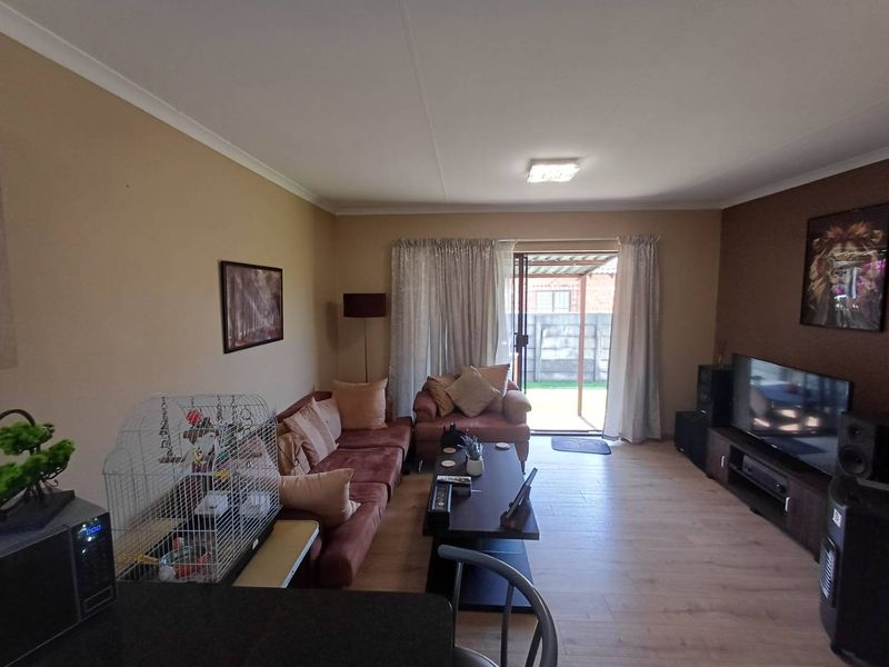 Spacious 2 Bedroom unit in Florida Glen - Photo 2