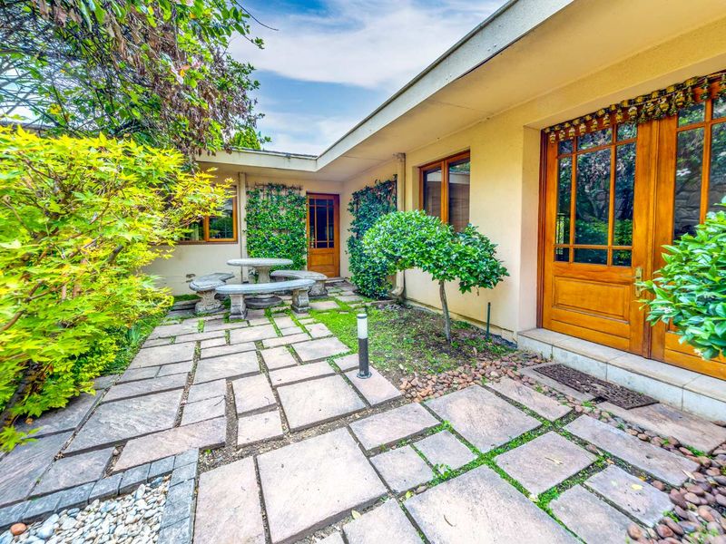 Experience Grandeur and Spaciousness: Majestic 6-Bedroom Family Haven in Sandton's Prime Location - Photo 2