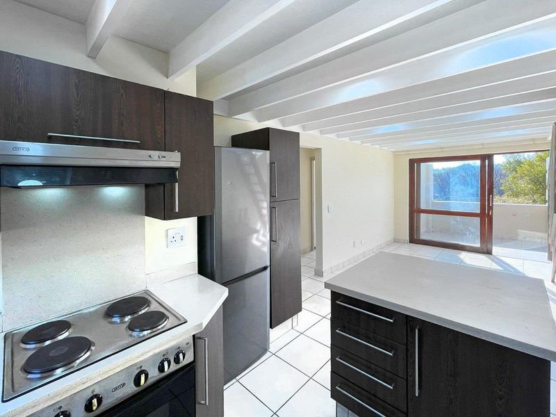 Charming 2 Bedroom Loft Apartment in Secure Complex - Photo 6