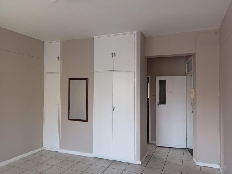 BACHELOR FLAT TO RENT IN SUNNYSIDE - Photo 8