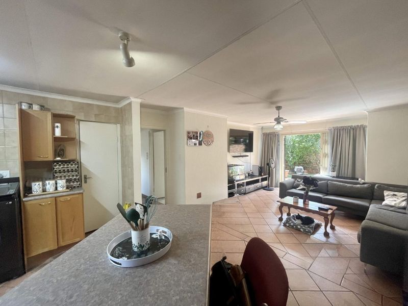 No Loadshedding | Bright 2-Bed Townhouse with Garden & Garage in Die Hoewes! - Photo 3