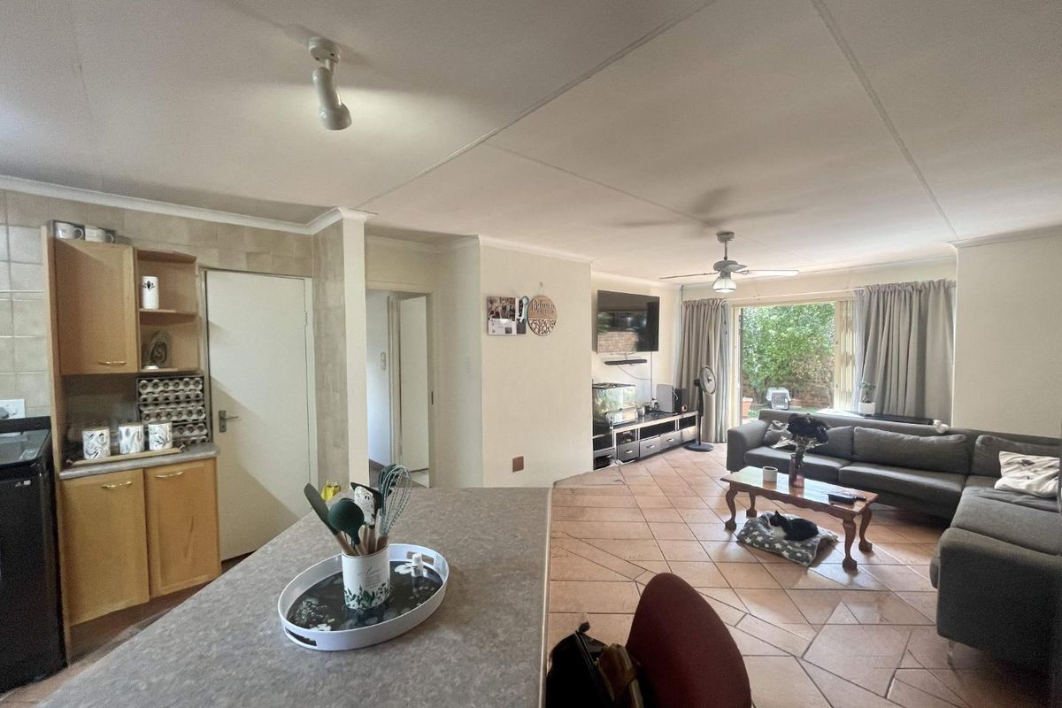 No Loadshedding | Bright 2-Bed Townhouse with Garden & Garage in Die Hoewes! - Photo 3
