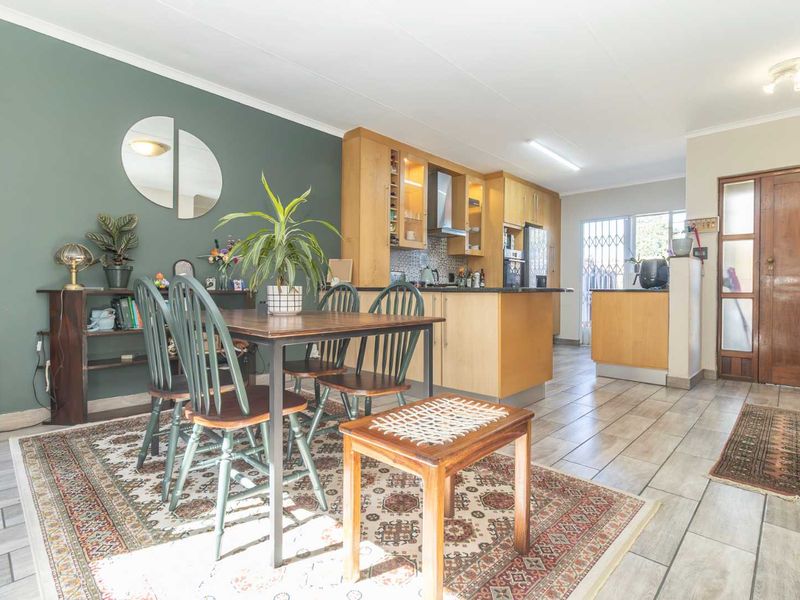 Spacious and Sunny Town house in sought after area of Gallo Manor - Photo 8
