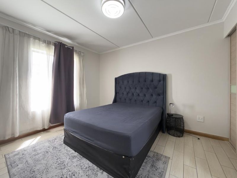 Stylish Ground Floor Living in Sought-After La Maison Royale - Photo 9