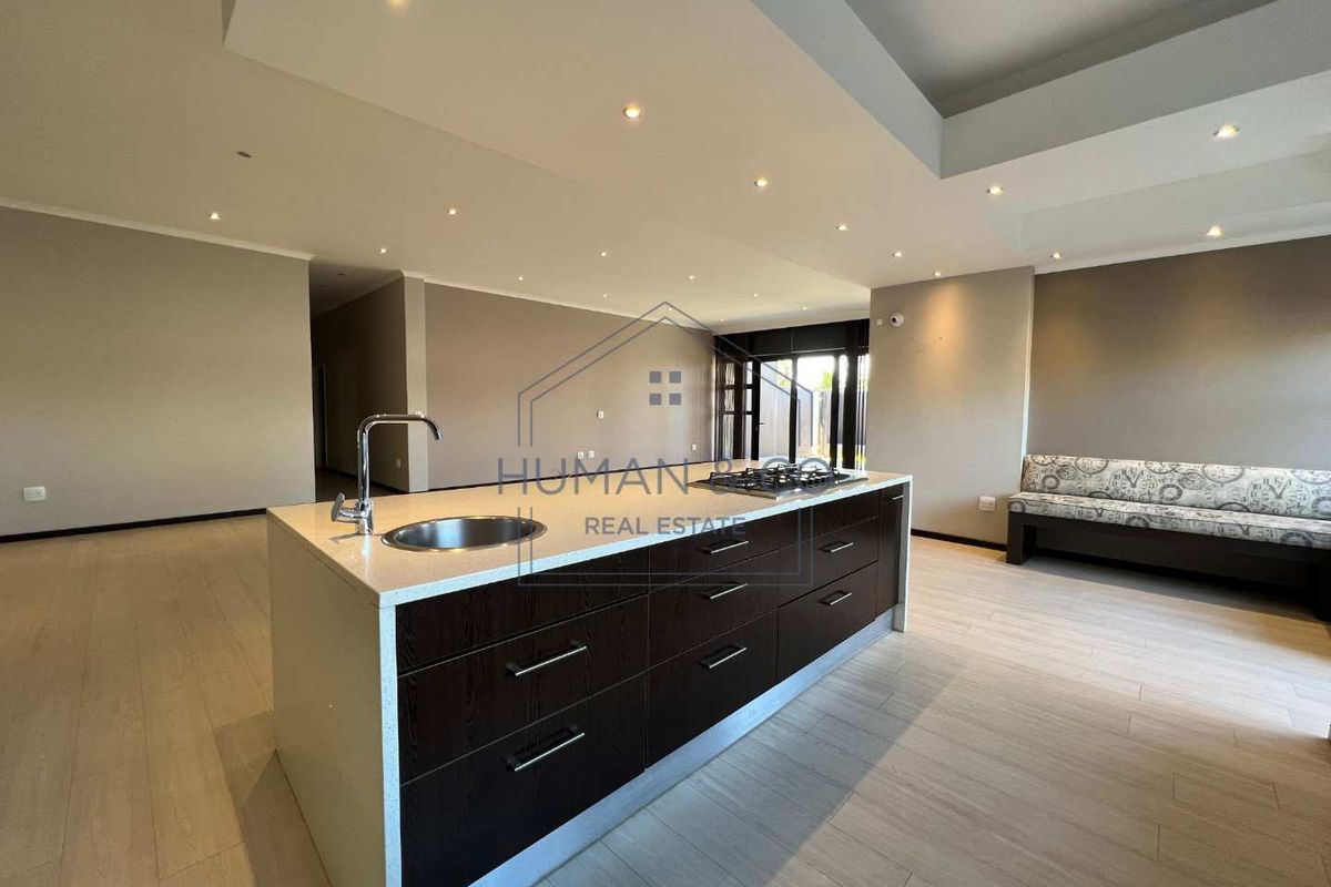 MAGNIFICENT AND BUILT TO PERFECTION 6 BEDROOM HOUSE FOR SALE Ultra modern 6 Bedroom House in Meersig - Photo 4