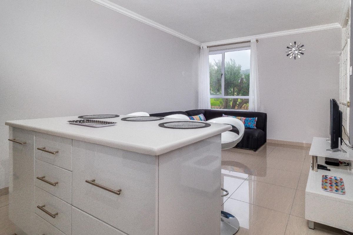 Fully Renovated 2-Bedroom, 2-Bathroom Apartment!! - Photo 5