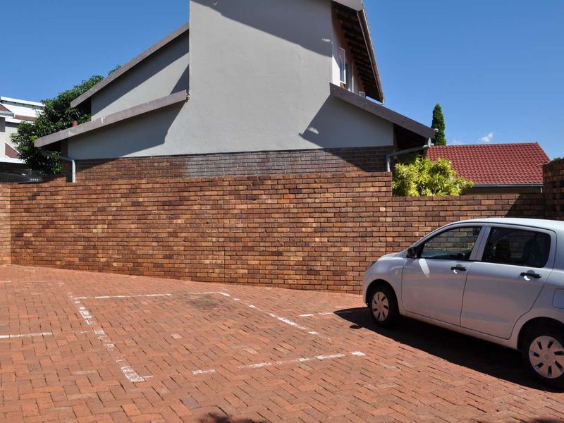 Spacious 3 bedroom duplex with wrap around garden - Photo 7