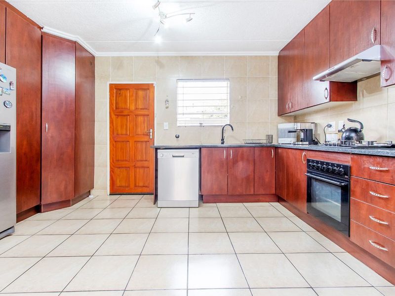 Stunning Duplex Townhouse with Water and Power Backup in Wilgeheuwel! - Photo 6