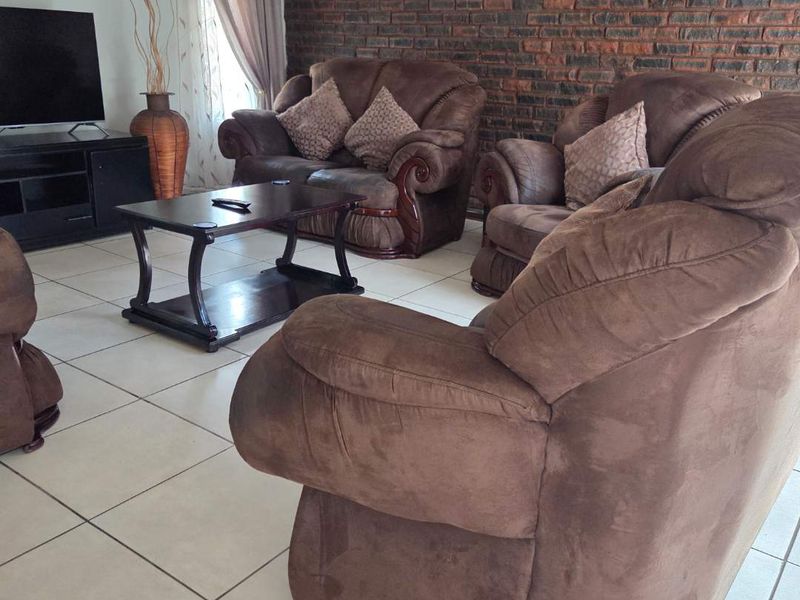 Stunning 4 bedroom home with flatlet in Verwoerdpark - Photo 3