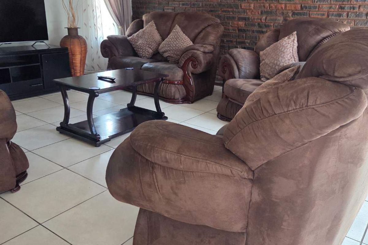 Stunning 4 bedroom home with flatlet in Verwoerdpark - Photo 3