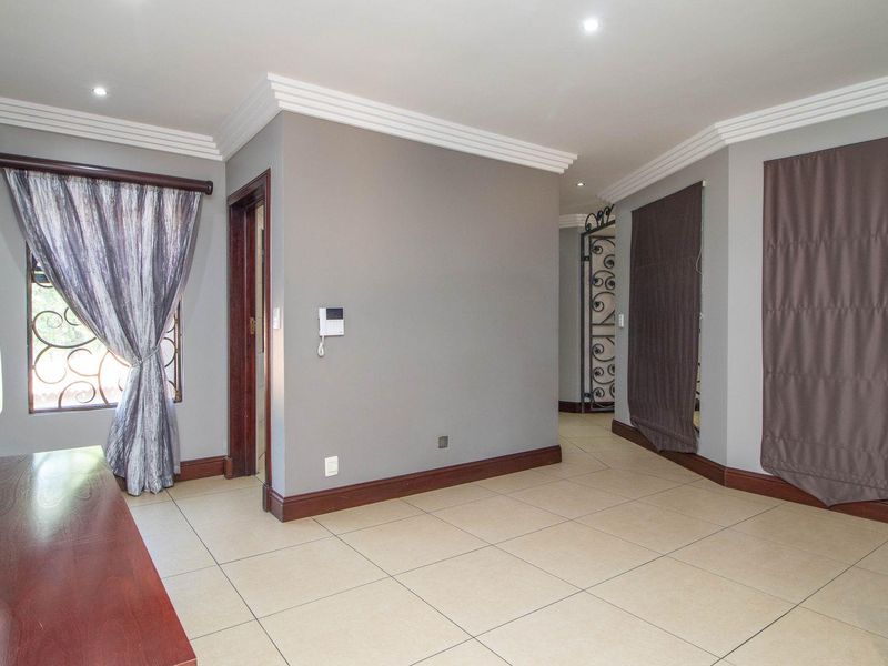 Luxury Oasis: Entertainer's Dream Awaits! - Photo 7