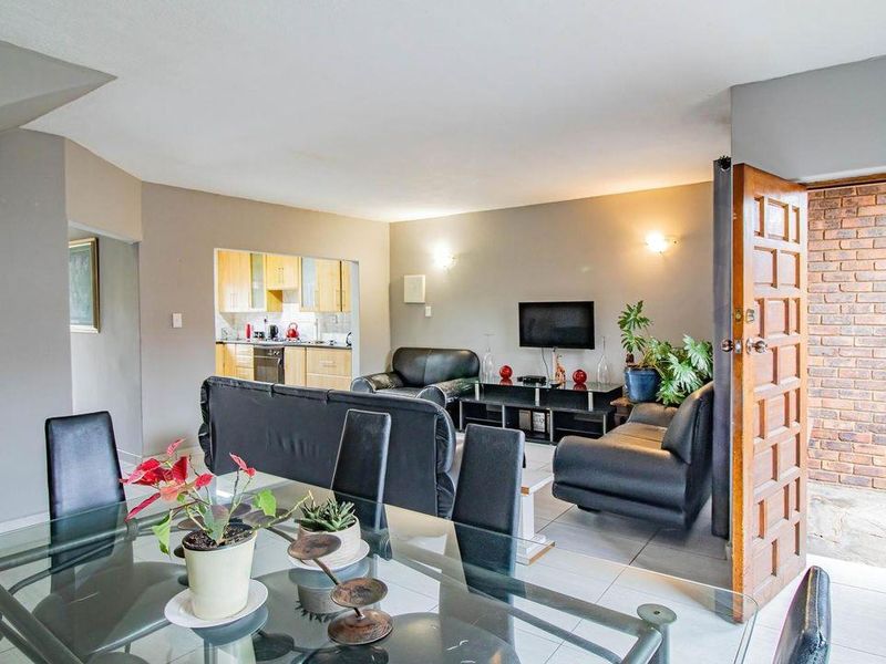 Modern 3 Bedroom Duplex with Private Pool & Entertainment Area in Brackenhurst - Photo 4