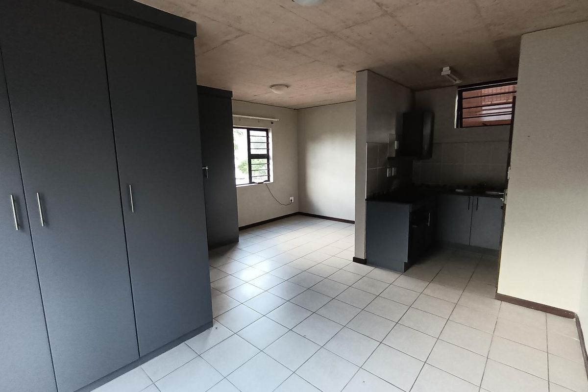 The Block, Bachelor unit to rent - Photo 2