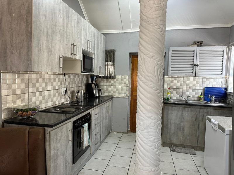 Buxton Avenue, Kensington - Photo 2