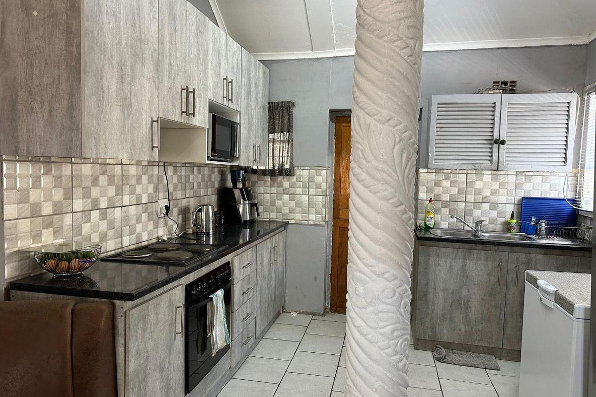 Buxton Avenue, Kensington - Photo 2