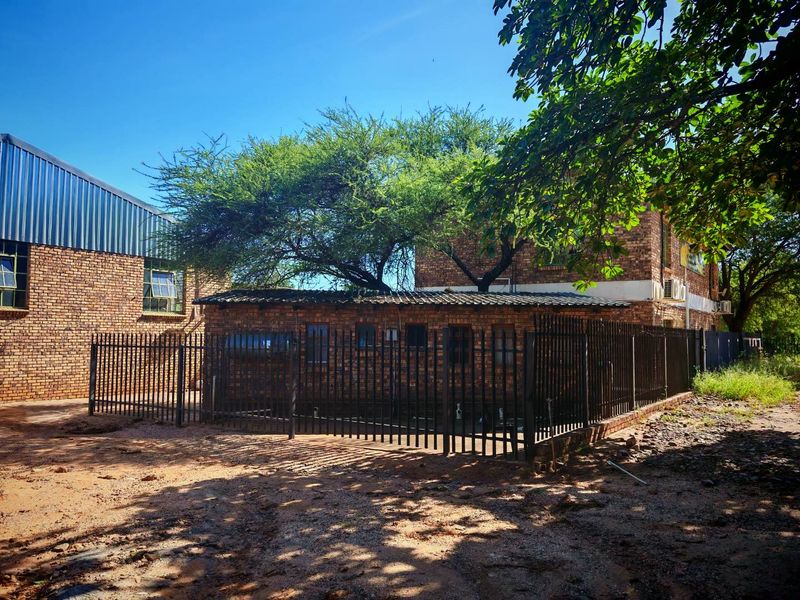 Prime Commercial Property to Rent - Photo 3