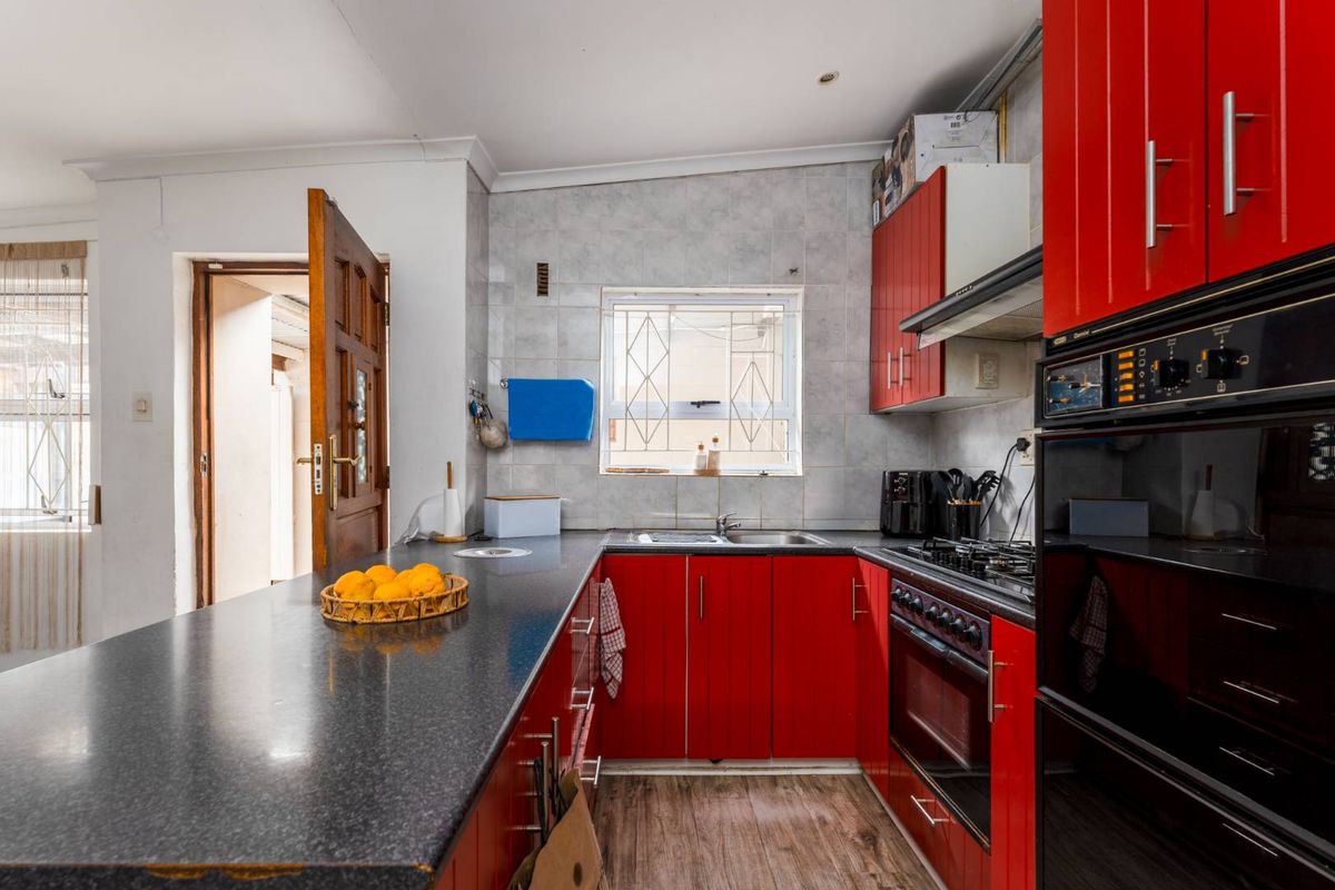 The Perfect Blend of Style and Comfort Today - Photo 2