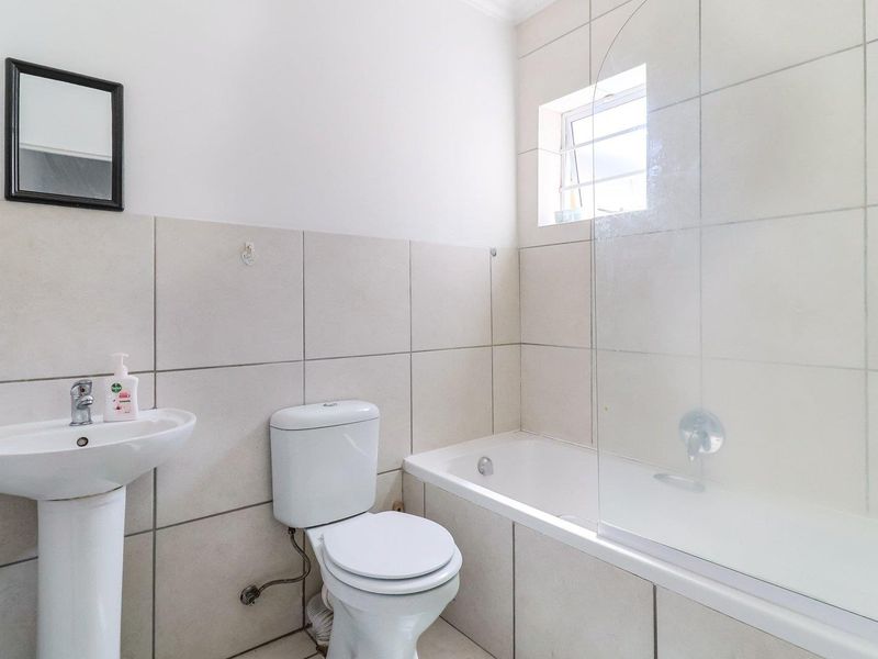 This Lovely 3-bedroom house in secure estate Pinotage Villas. - Photo 4