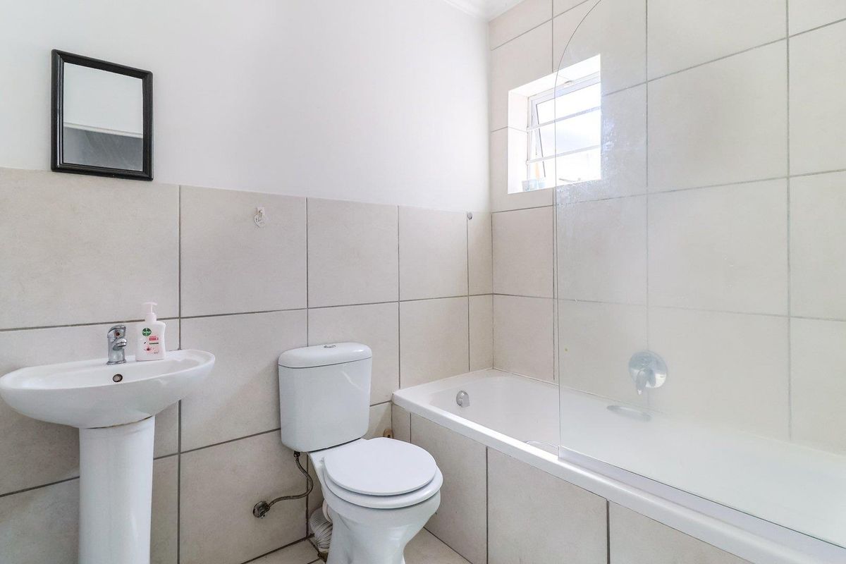 This Lovely 3-bedroom house in secure estate Pinotage Villas. - Photo 4