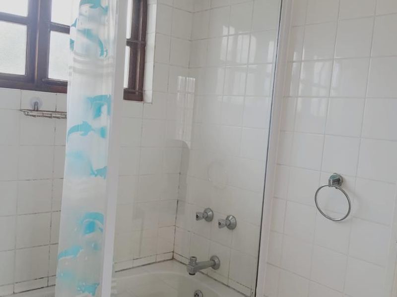 Large Furnished Bedroom with En-suite Bathroom (HOUSE SHARE) - Photo 6