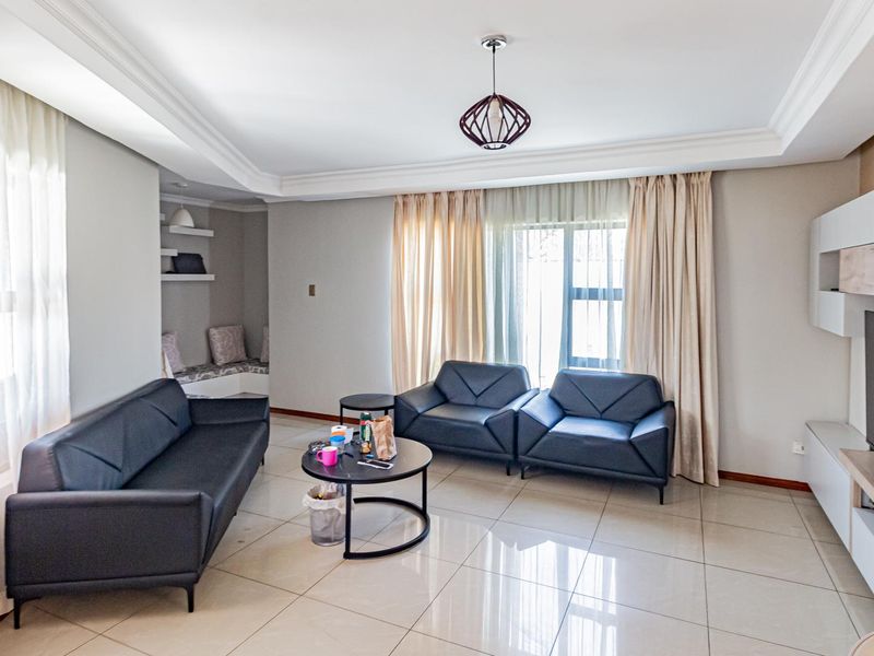 Luxury, Light & Space – Your Dream Home Awaits - Photo 3