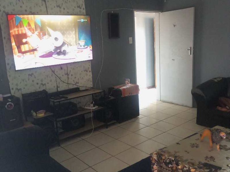 A spacious 1,5 bedroom apartment in Pretoria West is now for sale. - Photo 3