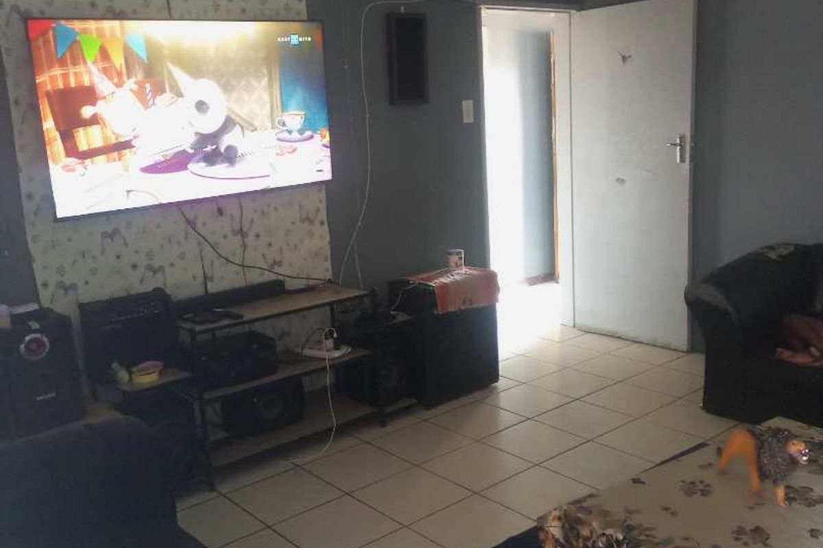 A spacious 1,5 bedroom apartment in Pretoria West is now for sale. - Photo 3