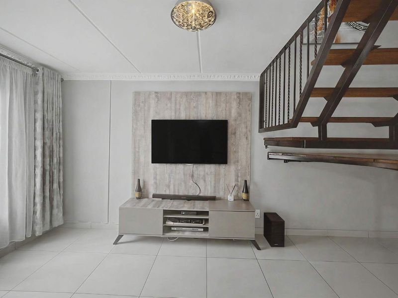 Three Bedroom townhouse in Annlin - Photo 6
