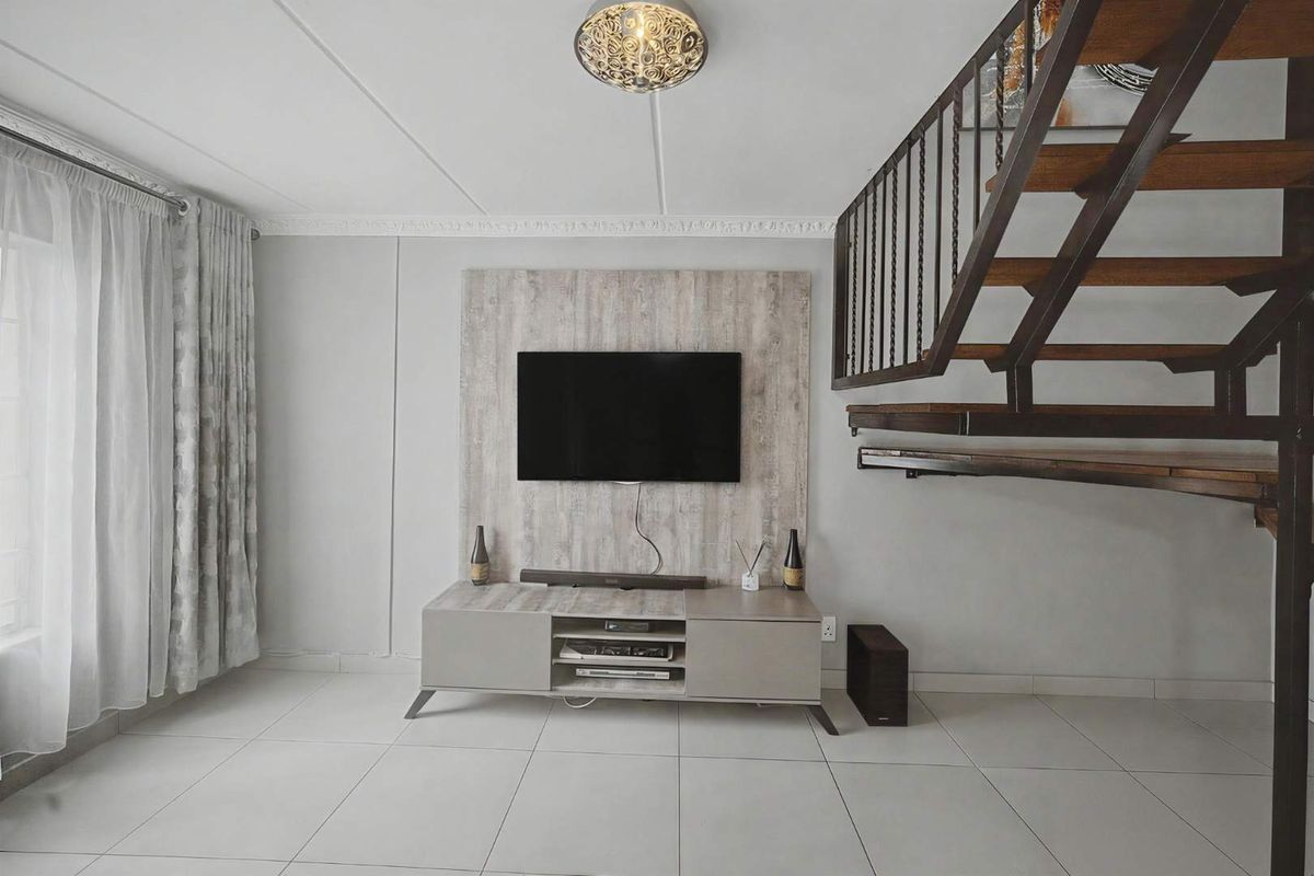 Three Bedroom townhouse in Annlin - Photo 3