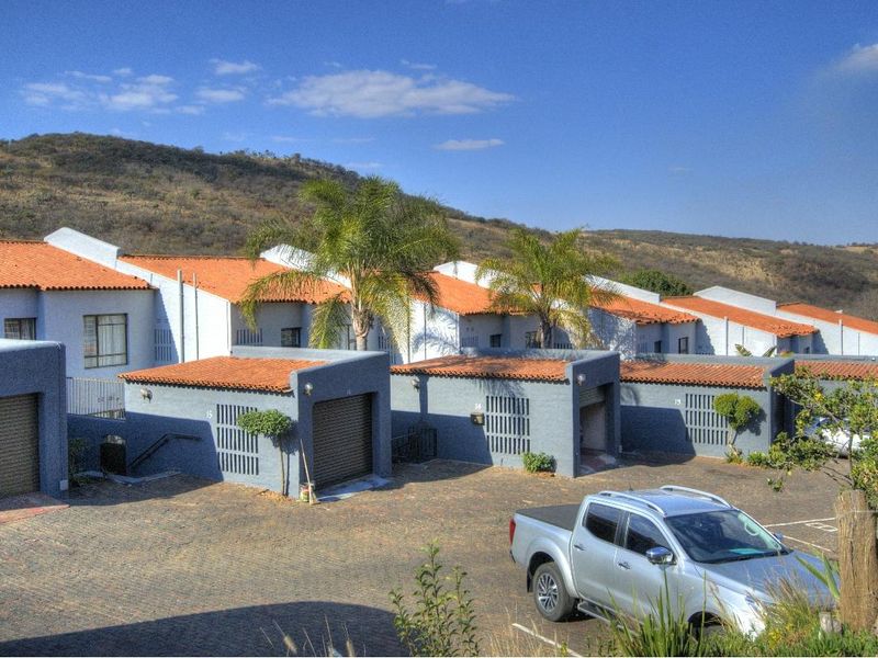 Views for Africa- 3 bed 2 bath duplex! - Photo 4