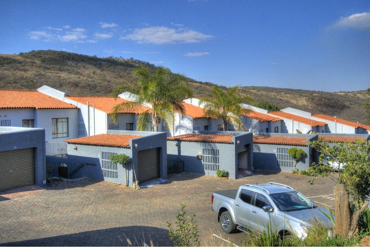 Views for Africa- 3 bed 2 bath duplex! - Photo 4