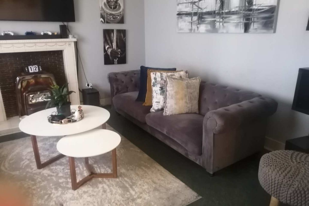 Stunning House Bordering Oakdene! - Photo 4