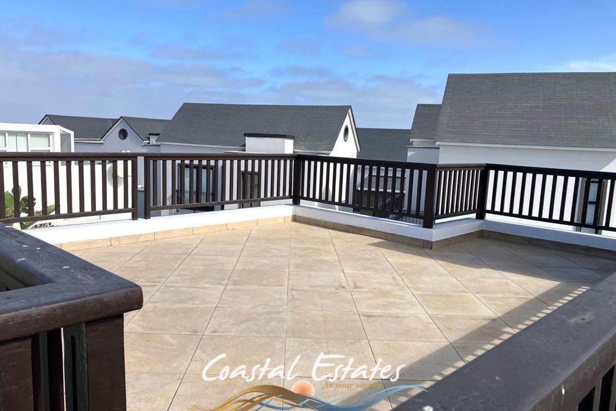 Stunning 3-Bedroom Townhouse with Breathtaking Sea Views - Photo 2