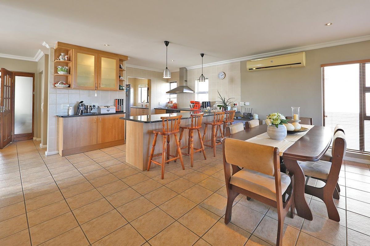 Lock up and go family home in the heart of Plattekloof. - Photo 3