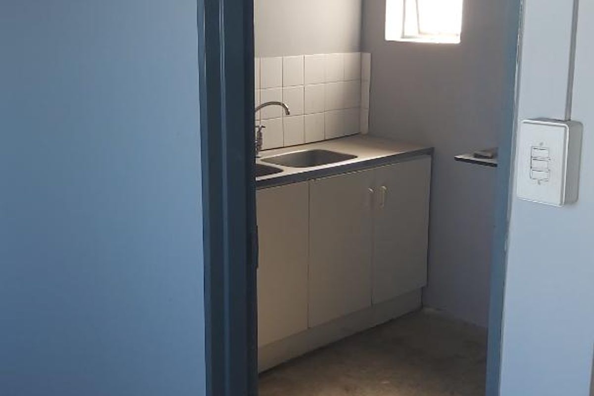 Manufacturing facility to let in North End. - Photo 3